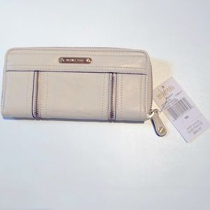 Kors vanilla colored zip wallet Moxley